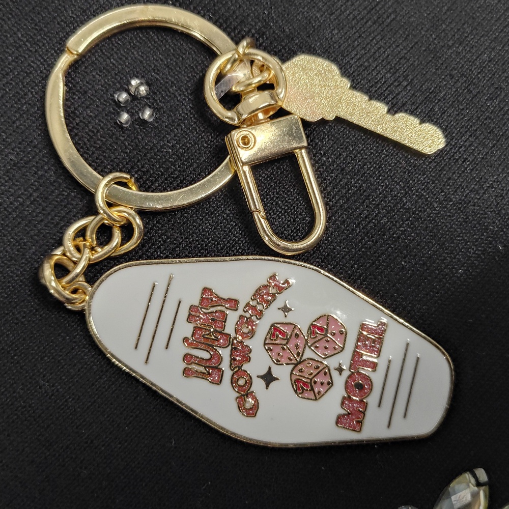 VINTAGE LOOK "LUCKY COWGIRL MOTEL" KEYCHAIN with LOCK & KEY 🔐 FREE w Jeans NWT